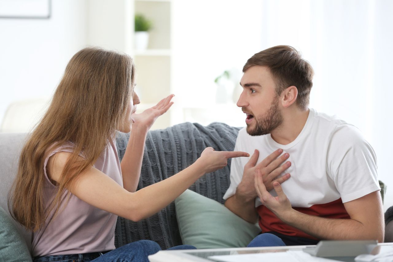 Uomo che si stupisce per le accuse della partner_sessuologo milano